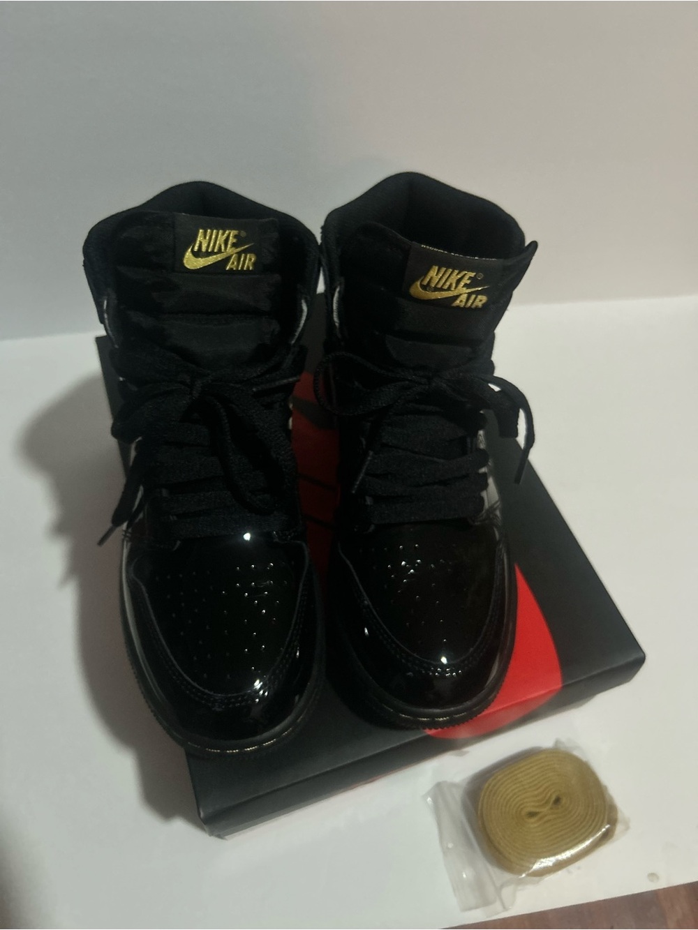 Jordan Retro 1 Black/Gold - Picture 4 of 6